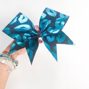 Cheer bow